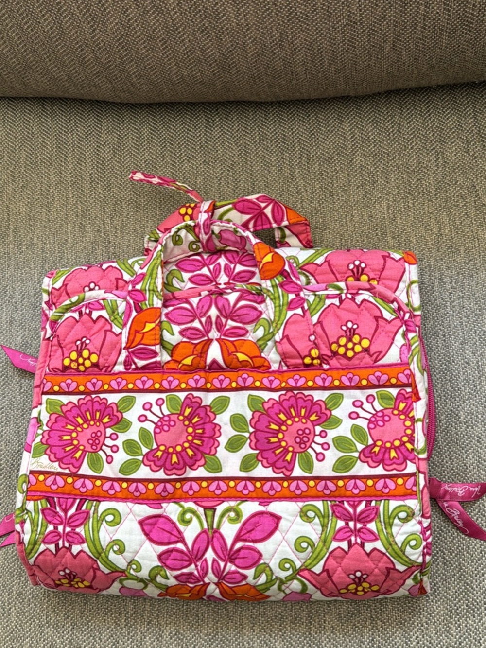 Vintage and retired Vera Bradley, Lilli Bell 28” hanging cosmetic case. - Picture 3 of 6